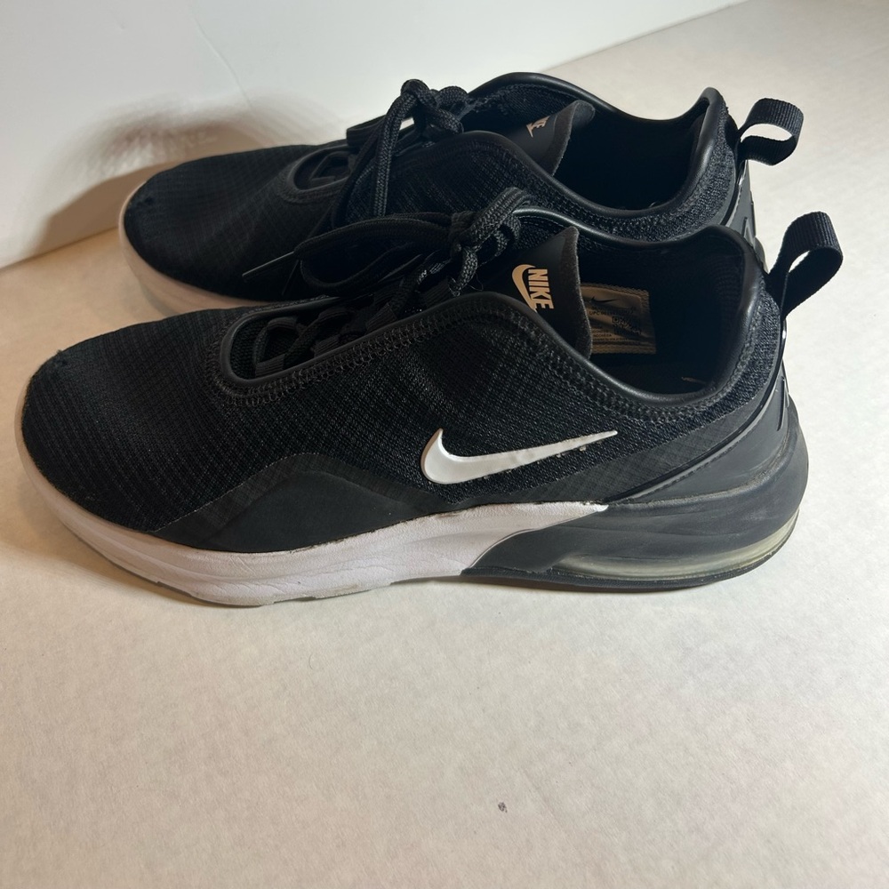 Nike Air Max Motion 2 Womens 9’s